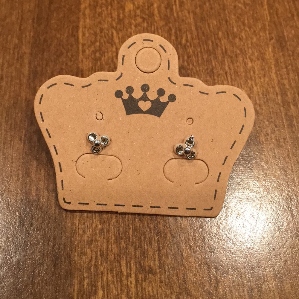 Flower or propeller shaped earrings